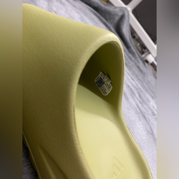 YEEZY SLIDE (COLOR RESIN) - Picture 2 of 7